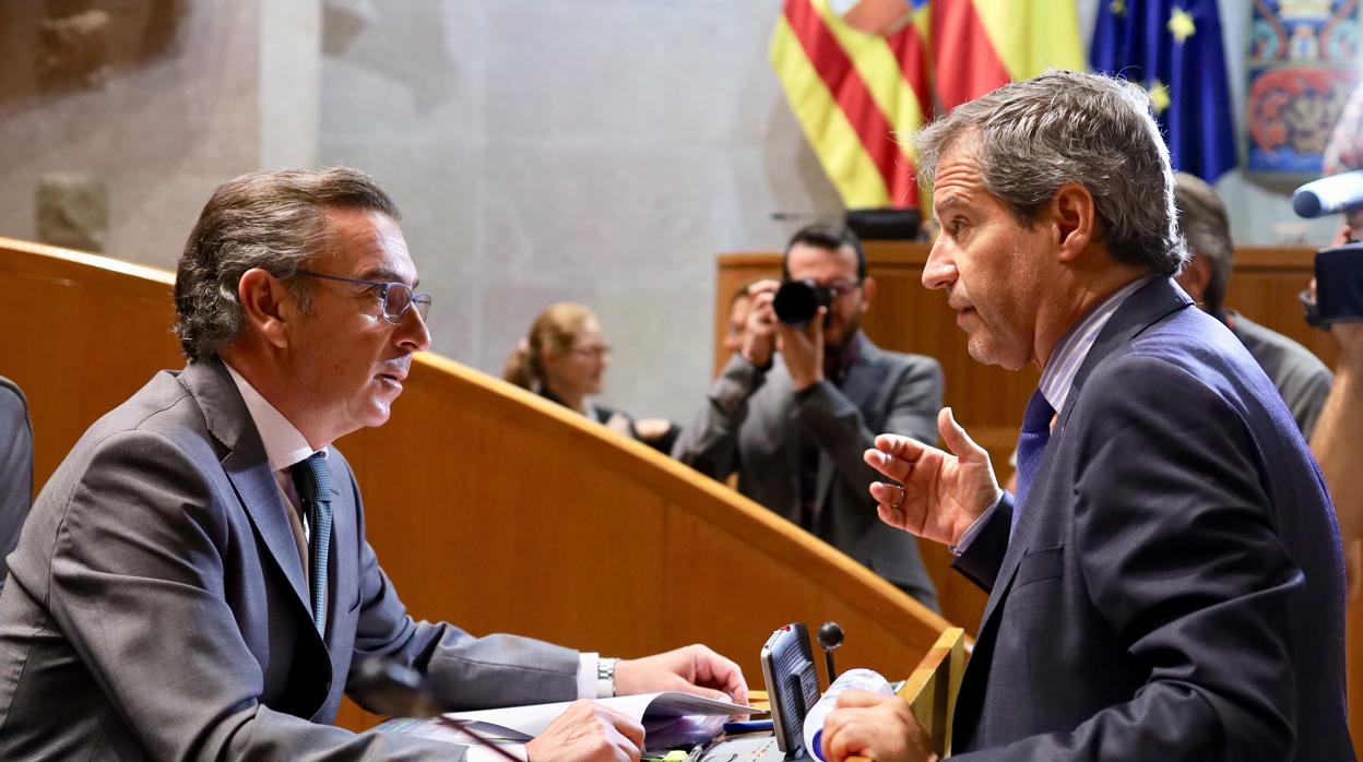 Luis María Beamonte (PP) y Daniel Pérez (Cs) -de pie-. conversando en las Cortes de Aragón