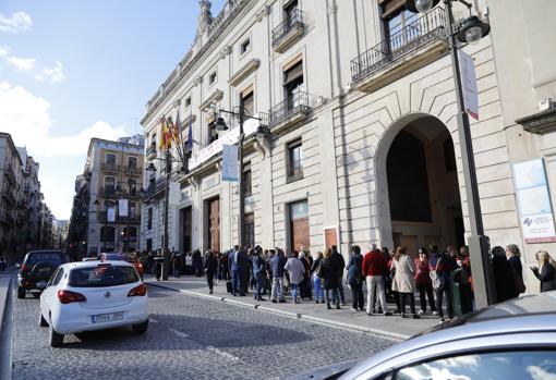 Colas de seguidores de Camilo Sesto en la plaza para acceder al Ayuntamiento