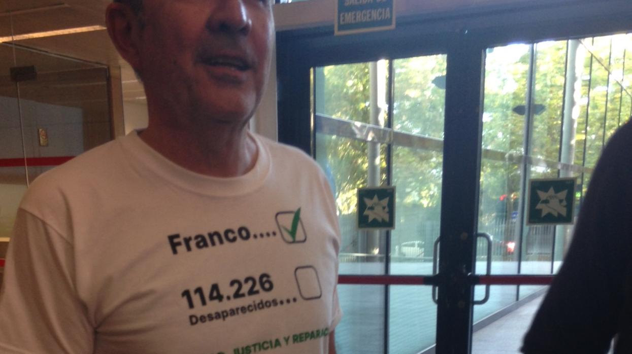 El diputado de Más Madrid Eduardo Gutiérrez, con la camiseta sobre la exhumación de Franco, hoy en la Asamblea de Madrid