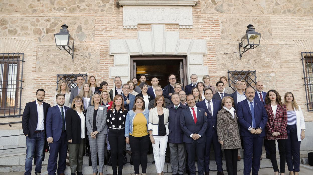 Las autoridades regionales y locales con representantes del sector cerámico