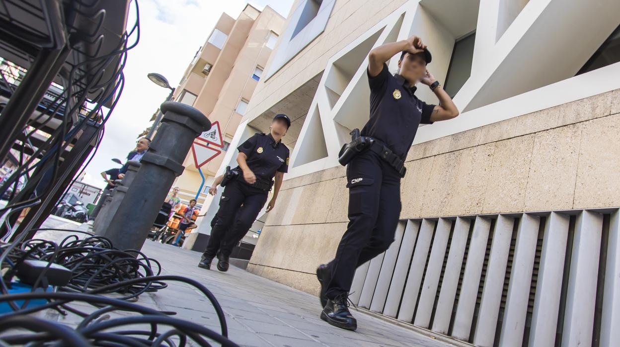 Imagen de archivo de unos agentes de la Policía Nacional