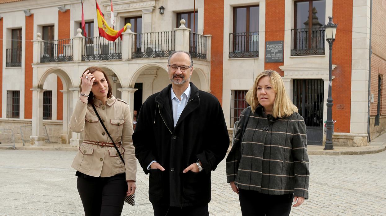 Luis Fuentes con dos exdirigentes de Cs, en Villalar de los Comuneros, un 23 de abril