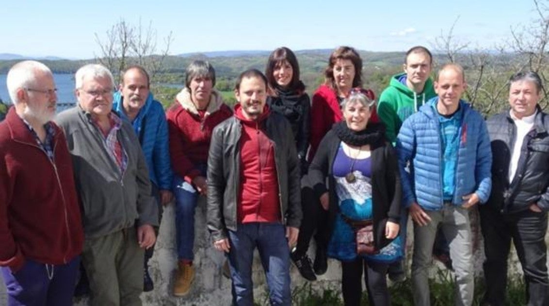 Bergara (segundo por la izquierda), junto a otros cargos del partido en Villarreal de Álava