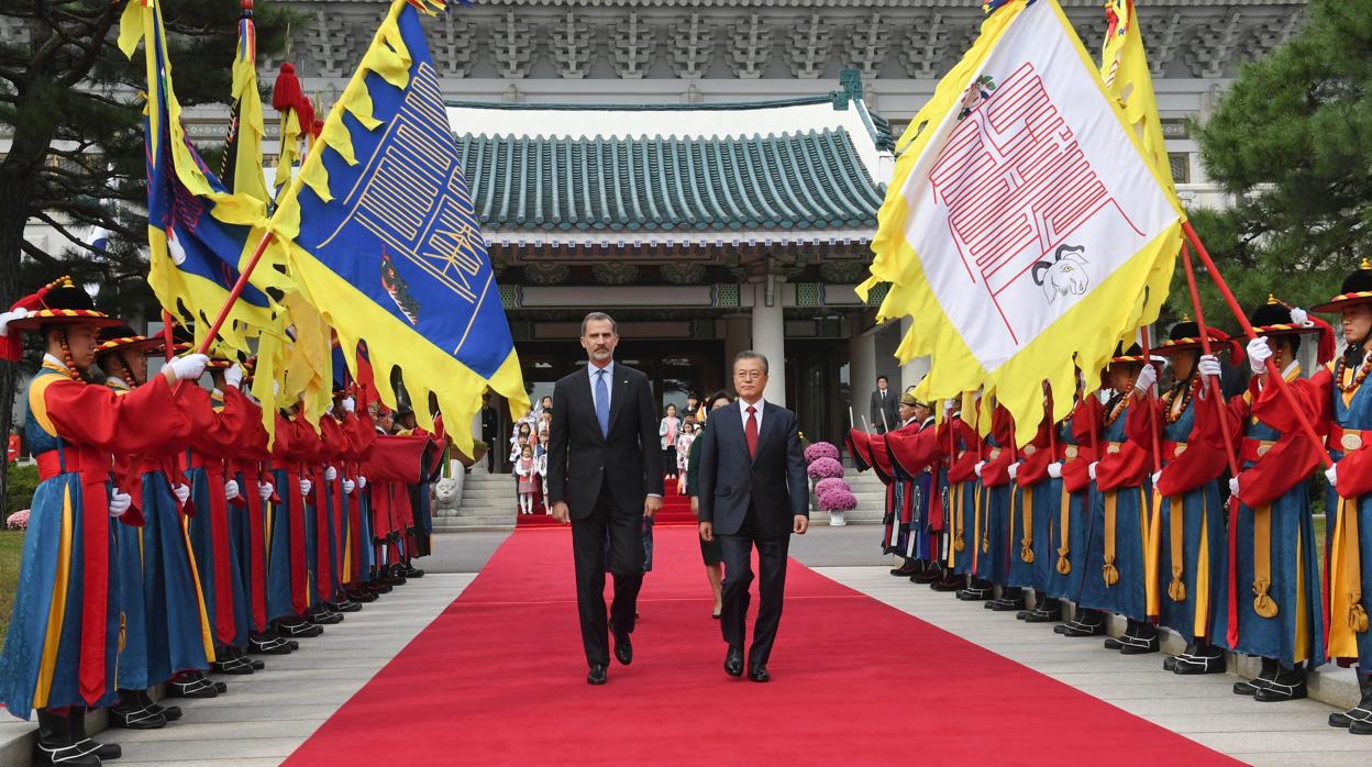 El Rey junto al presidente de Corea del Sur, Moon Jae-in