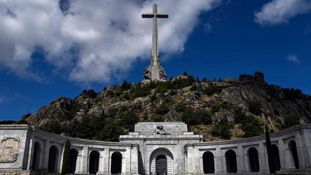 La exhumación de Franco, en directo | El coche funébre traslada los restos de Franco al cementerio de Mingorrubio