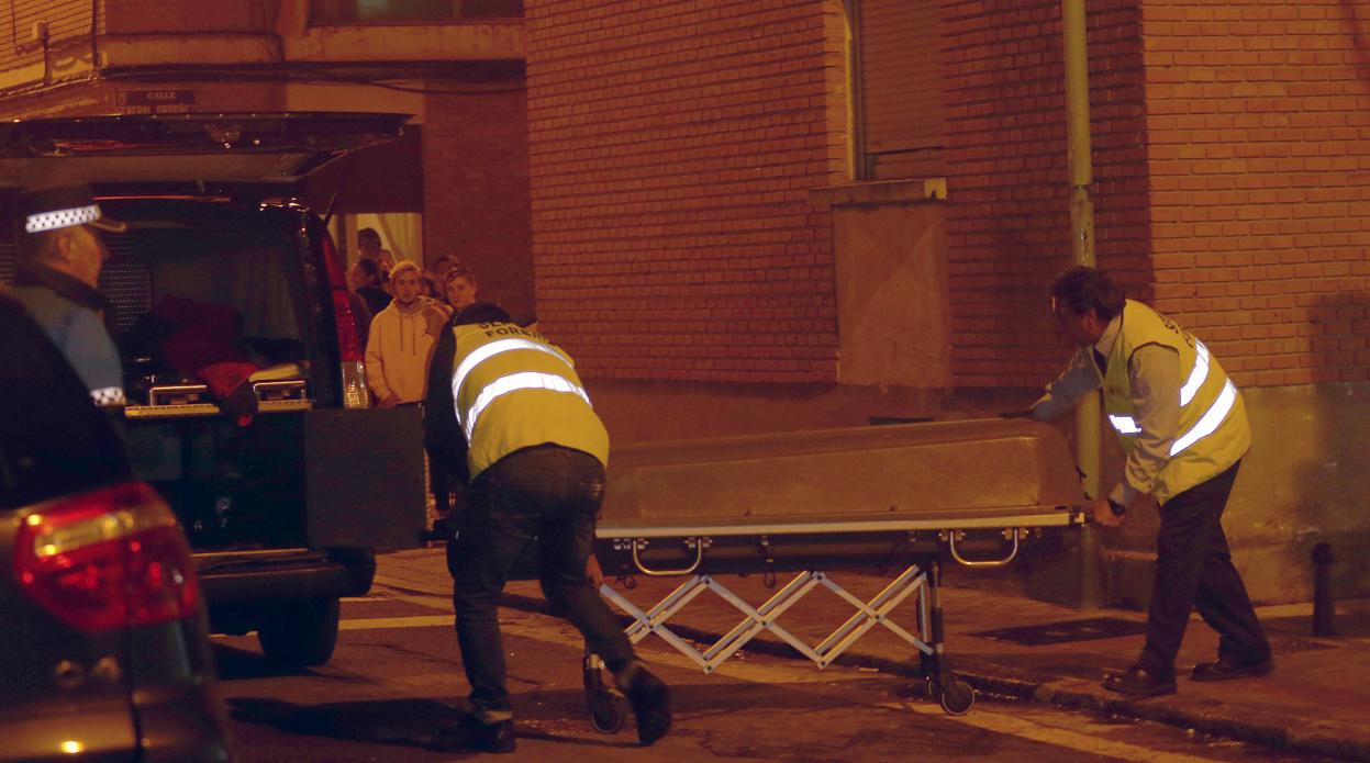 Momento del traslado del anciano que falleció en el incendio