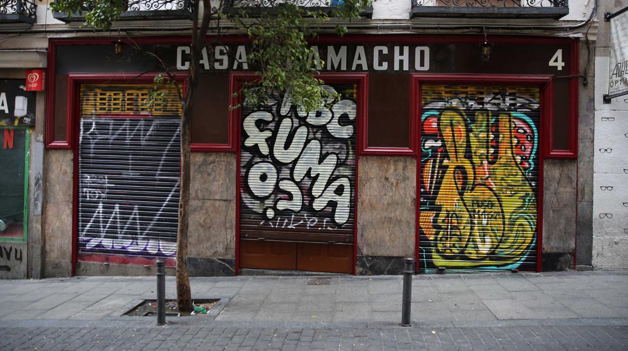 Grafitis en los comercios de Malasaña