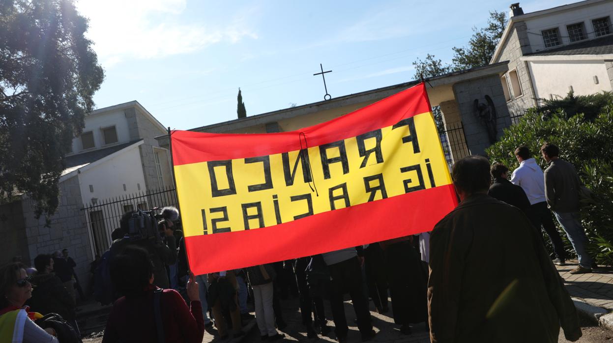 Un grupo de defensores de Franco porta, ayer, pancartas de agradecimiento