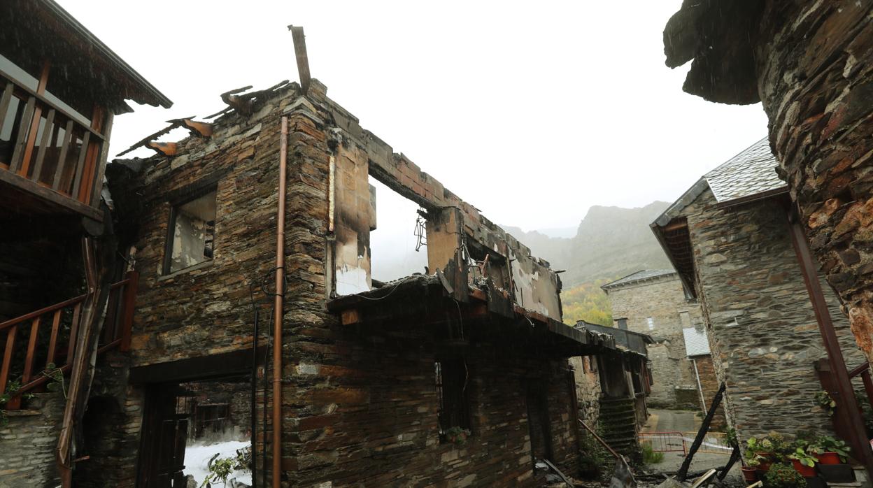 Estado en el que quedó una de las casas de Peñalba de Santiago