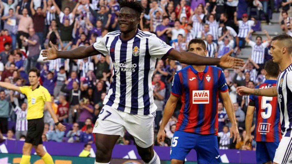 Salisu celebra el segundo gol del Real Valladolid