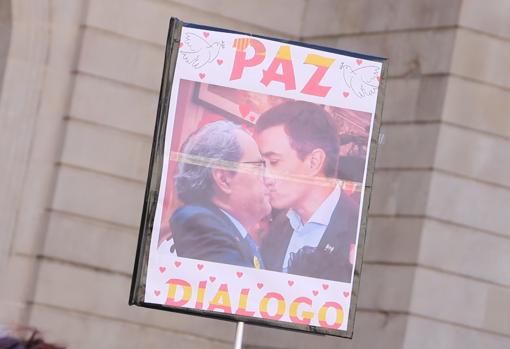 Pancarta exhibida durante la concentración convocada por «Parlem, Hablemos» en la plaza de Sant Jaume