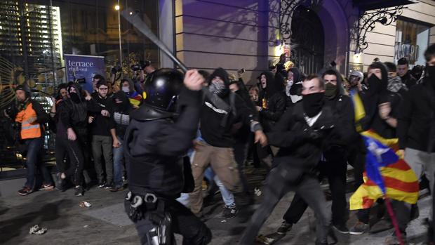 La manifestación independentista de Barcelona, en directo | Los Mossos cargan contra manifestantes concentrados ante la Jefatura de la Policía Nacional