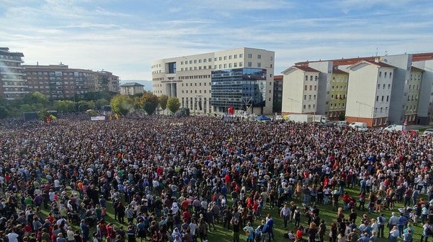 Miles de personas se concentran en Pamplona contra la sentencia del Supremo a los agresores de Alsasua