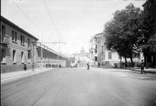 Imagen del derribo parcial del Palacio de Godoy, a la derecha, en 1932, cuyos restos han aflorado durante las obras de reforma de la calle Bailén y la plaza de España. A la izquierda, las Caballerizas Reales, demolidas en la misma época para la construcción de los Jardines de Sabatini