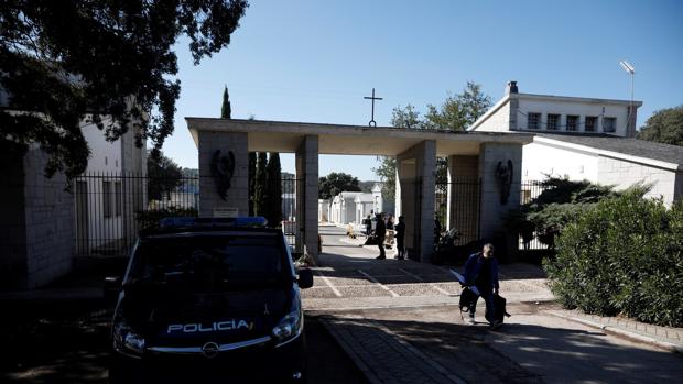 La Policía controla los accesos al cementerio de Mingorrubio