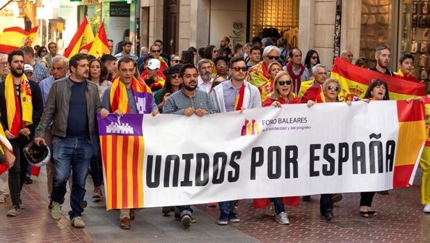 Cientos de personas participan en Palma en una marcha en favor de los Cuerpos y Fuerzas de Seguridad