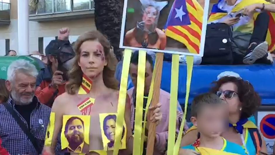 Desnuda por el «procés»: una mujer se presenta en la manifestación solo tapada por fotos de los líderes