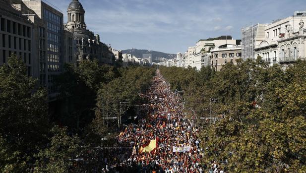 Miles de catalanes llenan Barcelona para pedir a Torra el fin del proceso secesionista y gobierne para todos