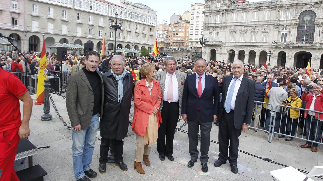 Manifestación celebrada este domingo en La Coruña, con múltiples banderas españolas