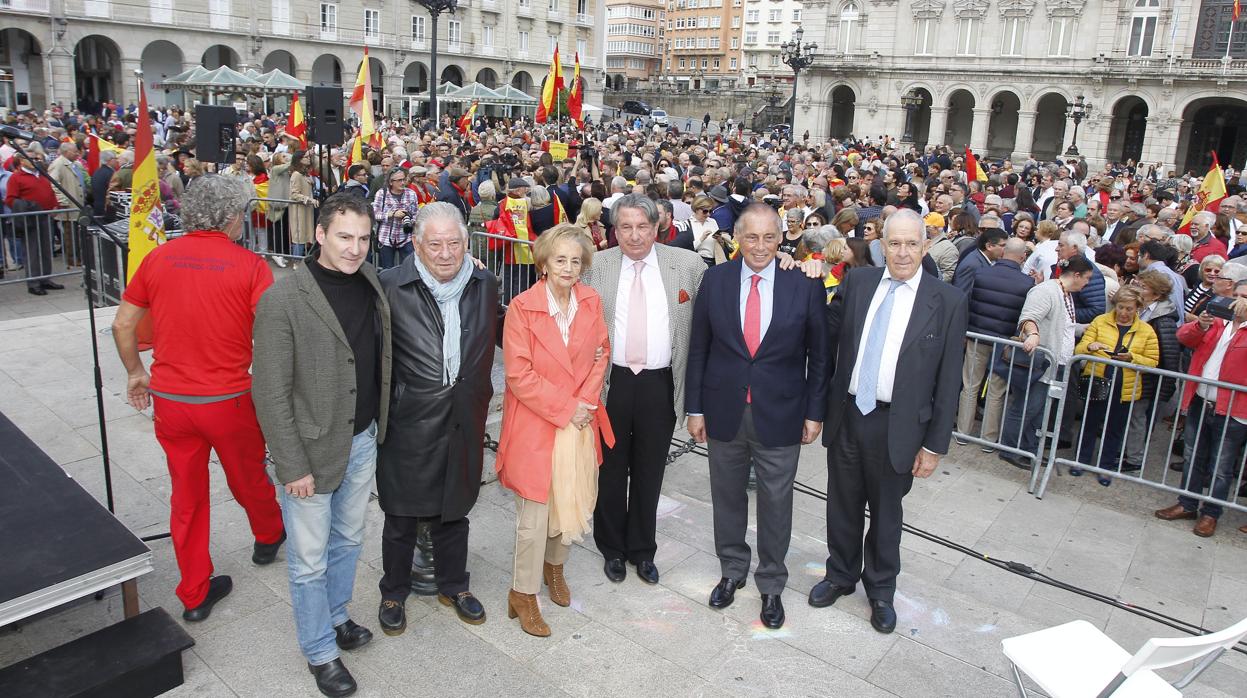 Francisco Vázquez, en el centro, con los promotores de la concentración en la plaza de María Pita