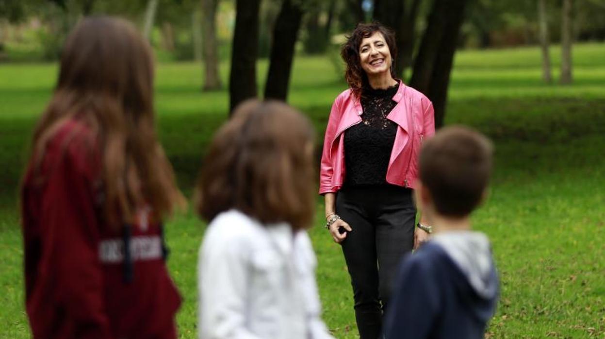 Mara, junto a sus tres hijos, tras la entrevista con ABC