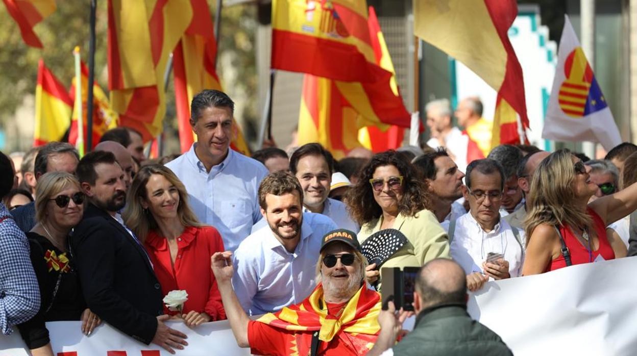 Paco Núñez, junto a Pablo Casado, en la manifestación de Barcelona