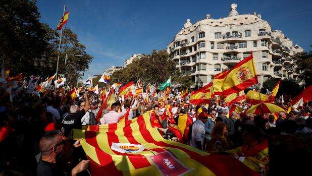 El Paseo de Gracia se llena de banderas de España en la gran marcha constitucionalista, en directo