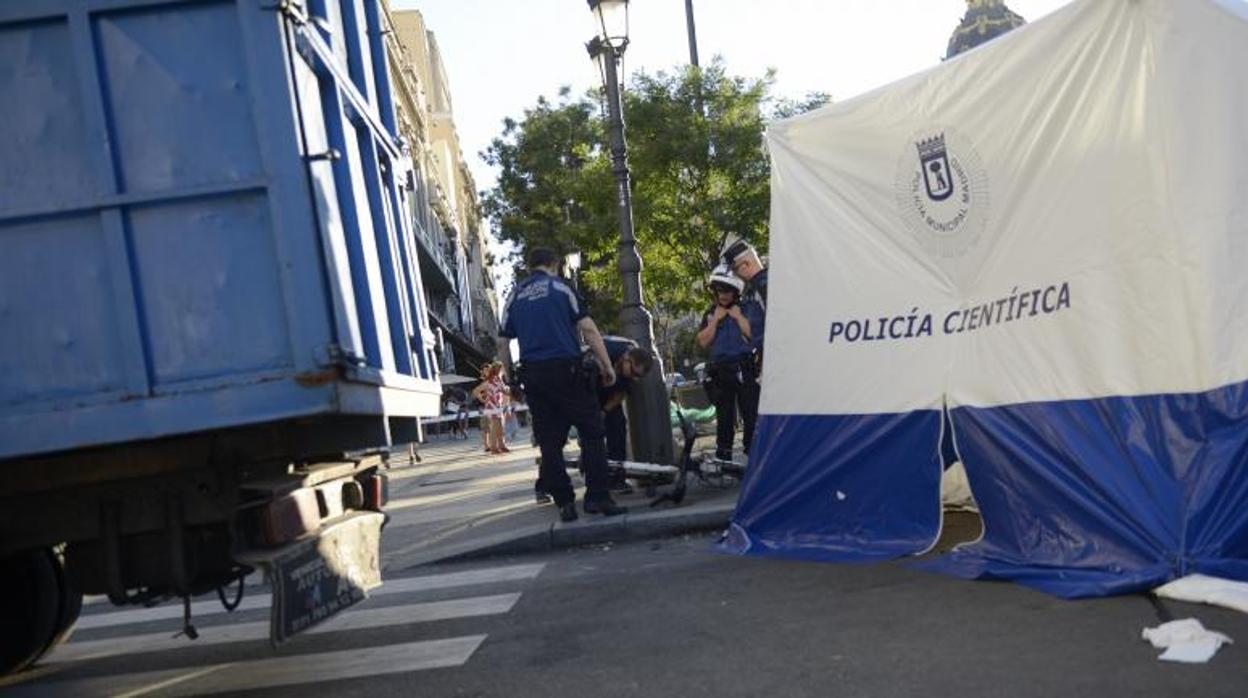 La Policía Científica inspecciona el lugar donde un ciclista fue atropellado