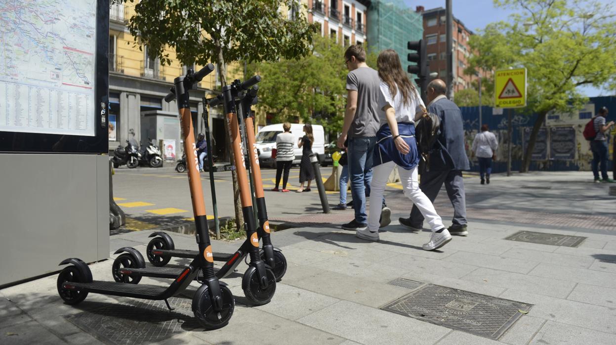 Patinetes eléctricos en una imagen de archivo