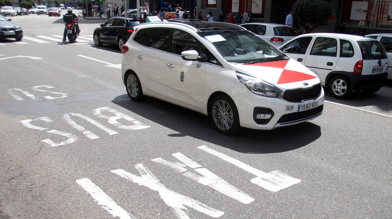 Un taxi circula por una calle de Pontevedra durante la huelga del pasado julio contra la concesión de licencias VTC