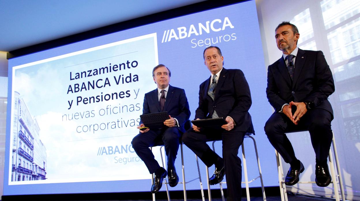 El presidente de Abanca, Juan Carlos Escotet (c), junto al consejero delegado de la entidad, Francisco Botas (i), y el director general de Abanca Seguros, Álvaro García (d)