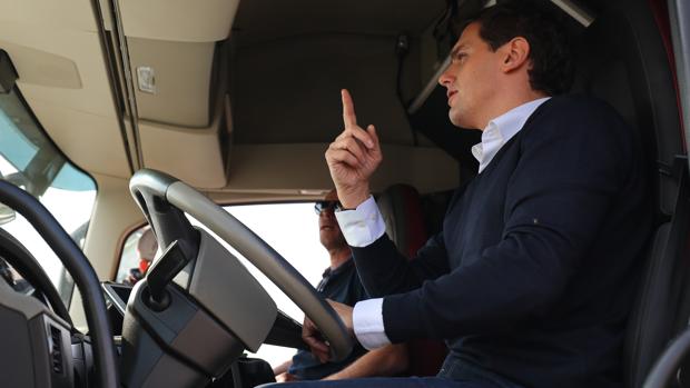 Rivera pide endurecer la ley para multar con hasta 300.000 euros los cortes violentos de carreteras