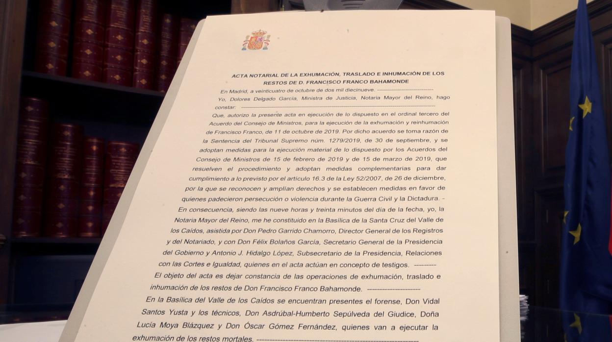 El acta notarial de la exhumación de Francisco Franco está ya custodiada en la caja fuerte que conserva los escritos que dan fe de los acontecimientos políticos más relevantes