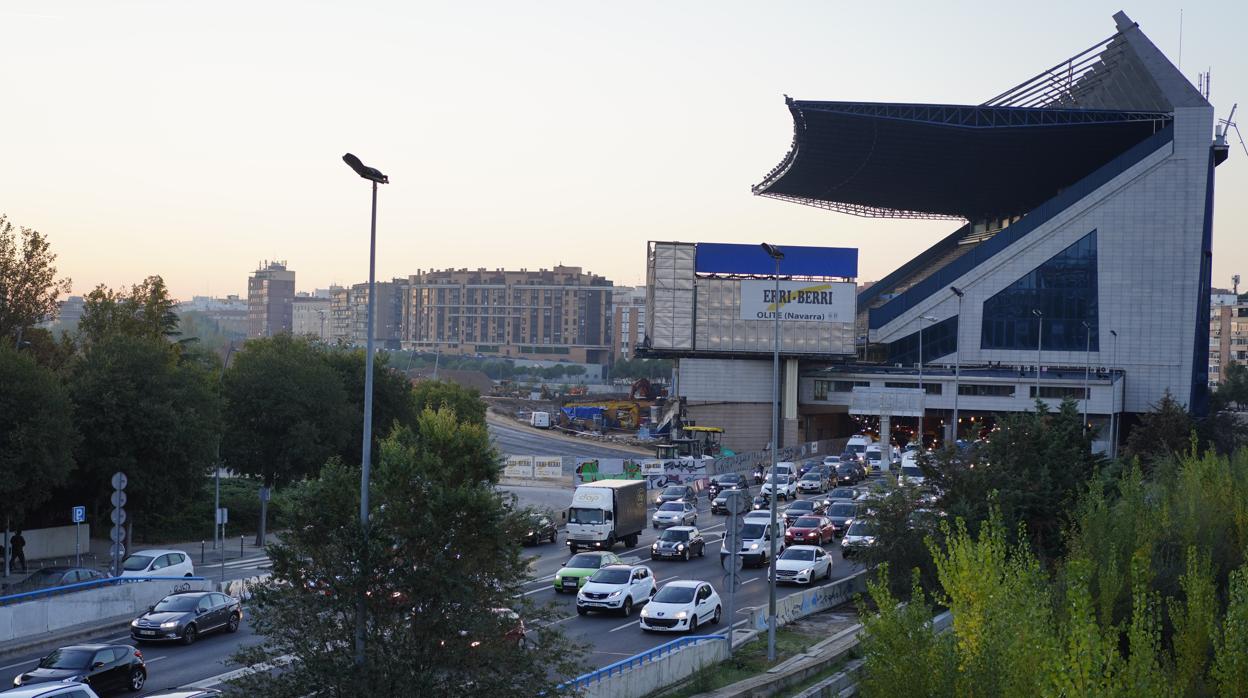 Los coches circulan por la M-30, a la altura del Calderón