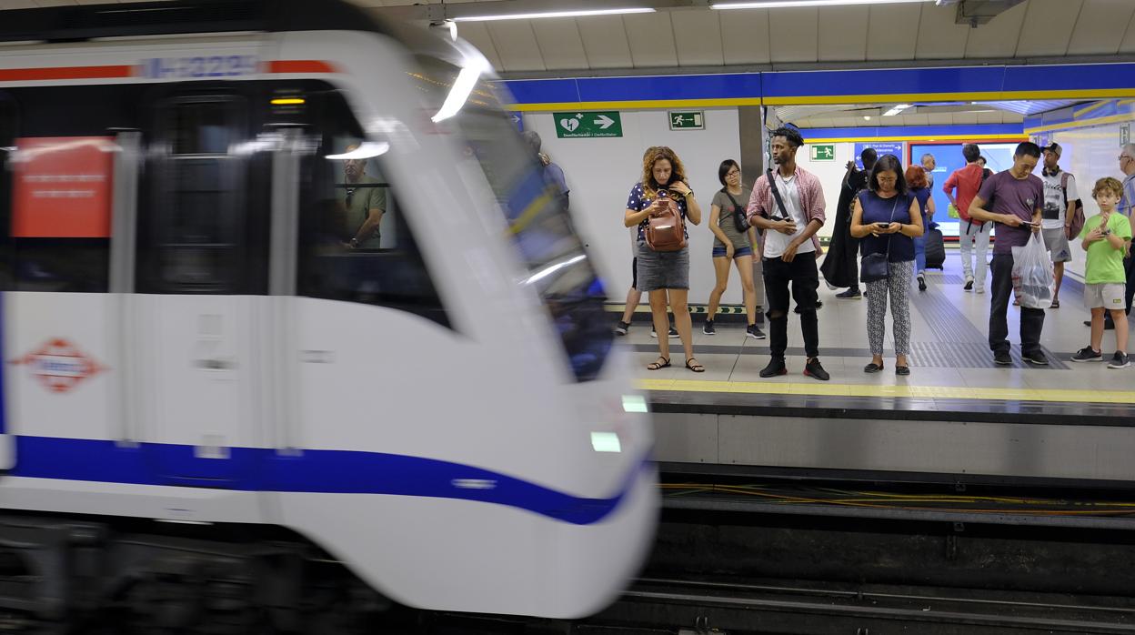 Un tren entra en una estación de Metro de Madrid