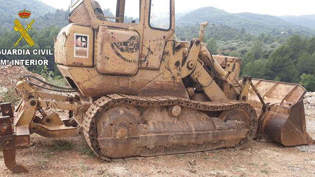 Detenidos cuatro ladrones que robaron en casas de campo hasta la batería de la excavadora