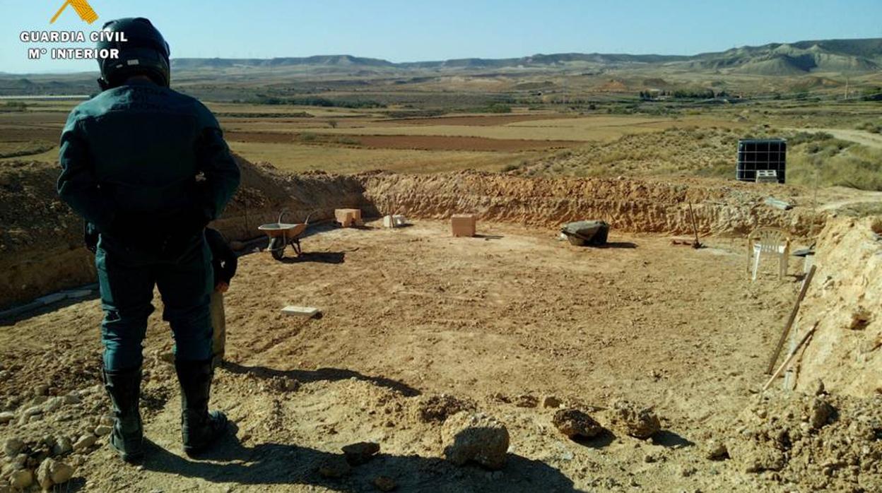 Un agente de la Guardia Civil contempla la excavación ilegal para la pretendida balsa de riego, que mide cien metros cuadrados de superficie y uno de profundidad