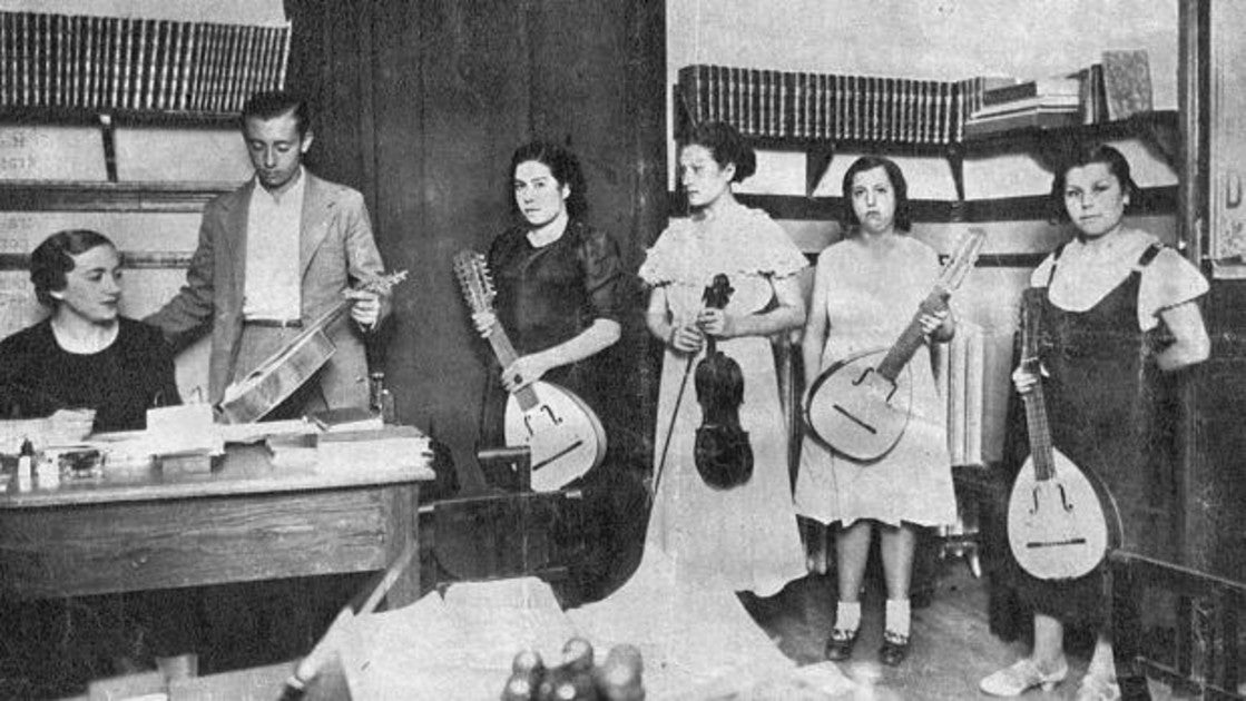 Niños recogiendo instrumentos prestados por la Bibiloteca, en 1934