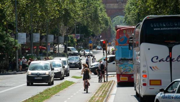 Los coches contaminantes podrán circular por las zonas vetadas de Barcelona por dos euros al día