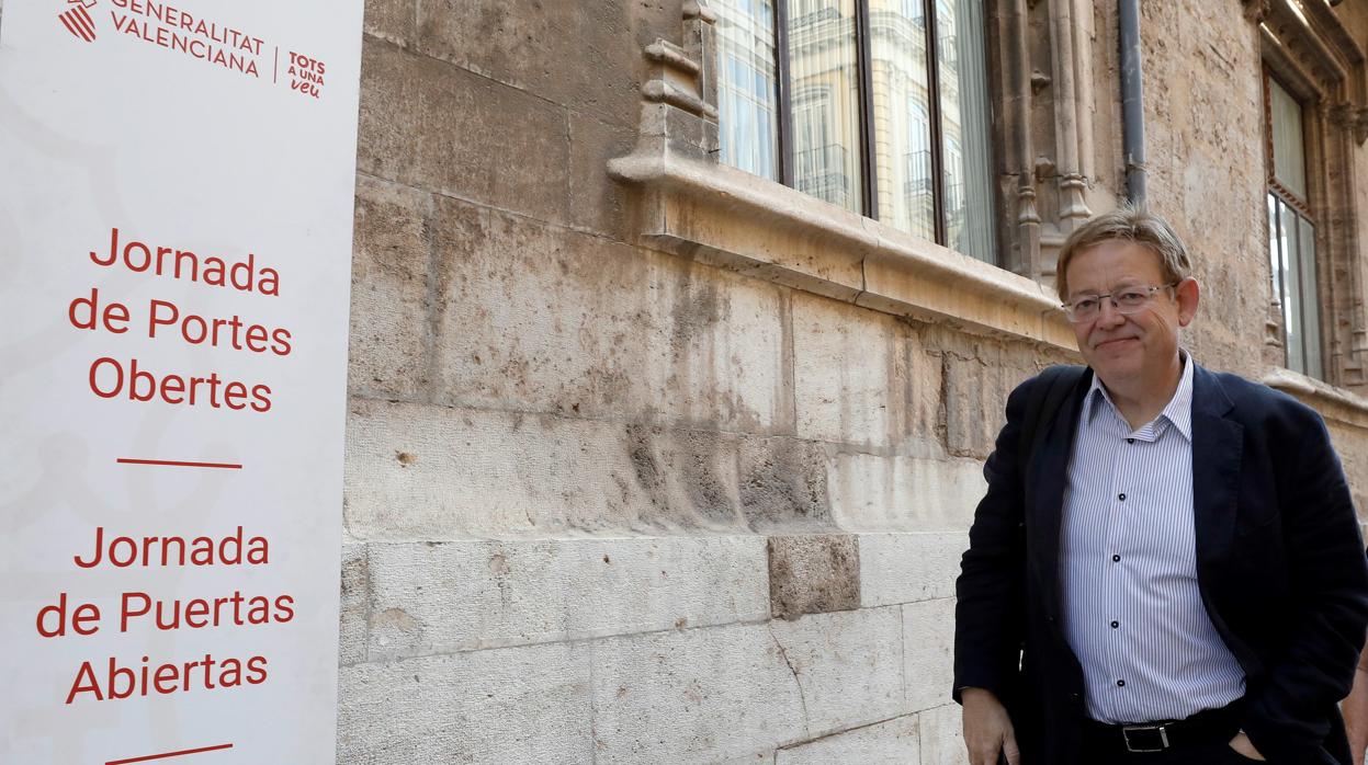 Ximo Puig, en la puerta del Palau de la Generalitat