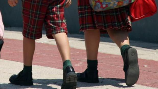 PSPV, Compromís y Podem eliminarán los uniformes escolares diferentes para niños y niñas