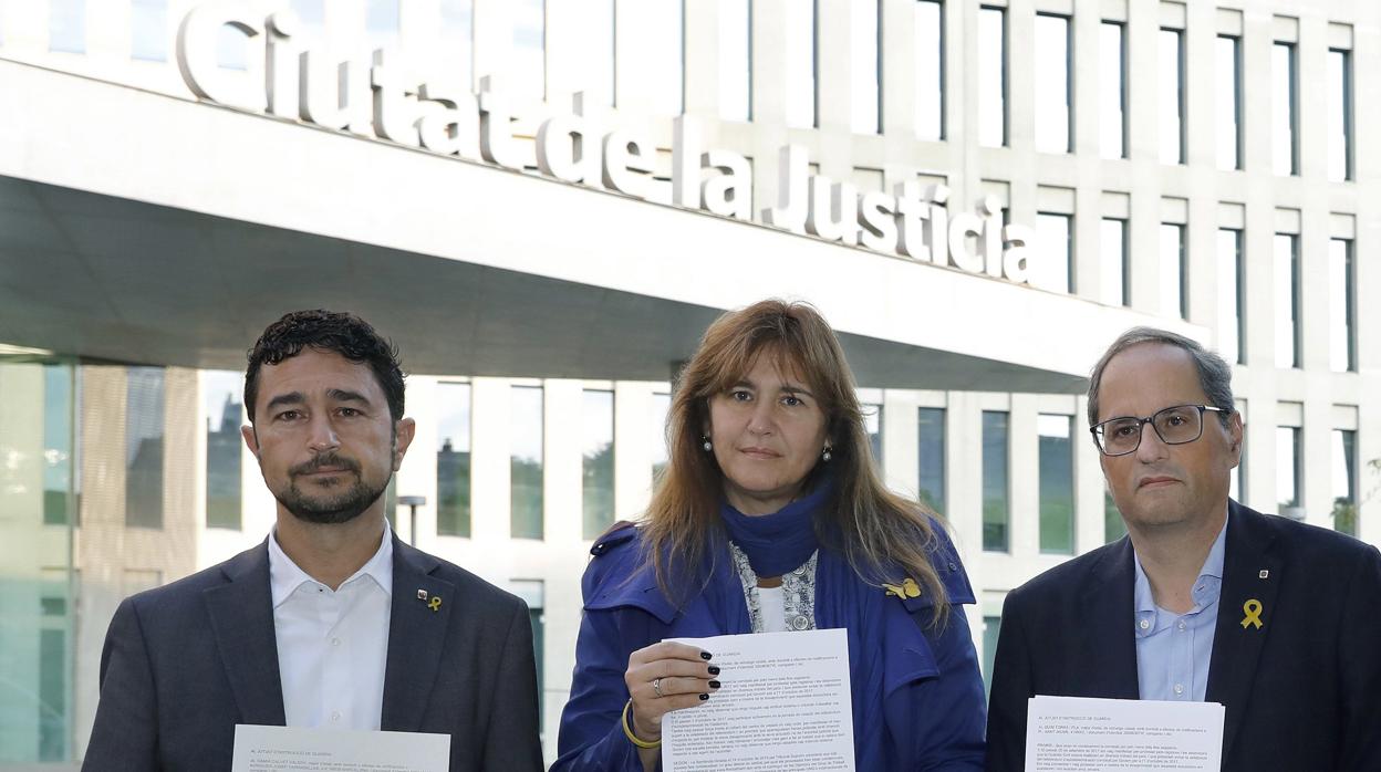 El presidente de la Generalitat, Quim Torra, acompañado por el conseller de Territorio Damià Calvet Y la diputada del Congreso Laura Borrás ante la Ciudad de la Justicia, donde han participado en la campaña de autoinculpaciones promovida por Òmnium Cultural