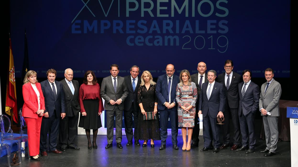 ´Angel Nicolás, Martínez Guijarro y la alcaldesa de Toledo, Milagros Tolón, con los premiados de este año