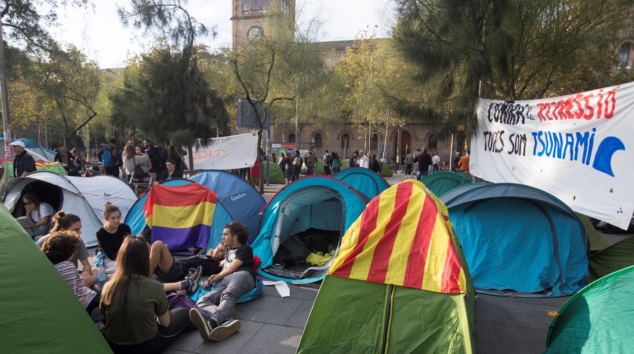 Acampada en la plaza de la Universidad de Barcelona