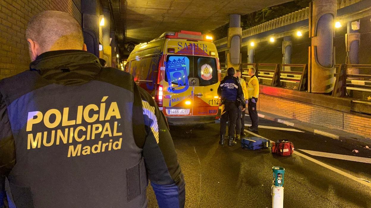 Policía y Samur trabajan en el lugar del accidente