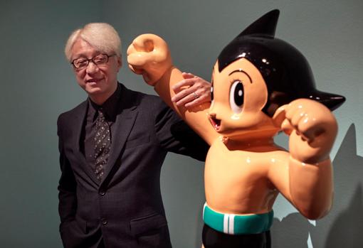 Macoto Tezuka, hijo de Osamu, posa en la exposición junto a Astroboy