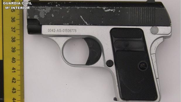 Dos menores atracan con una pistola falsa a un hombre en su casa maniatándolo con bridas