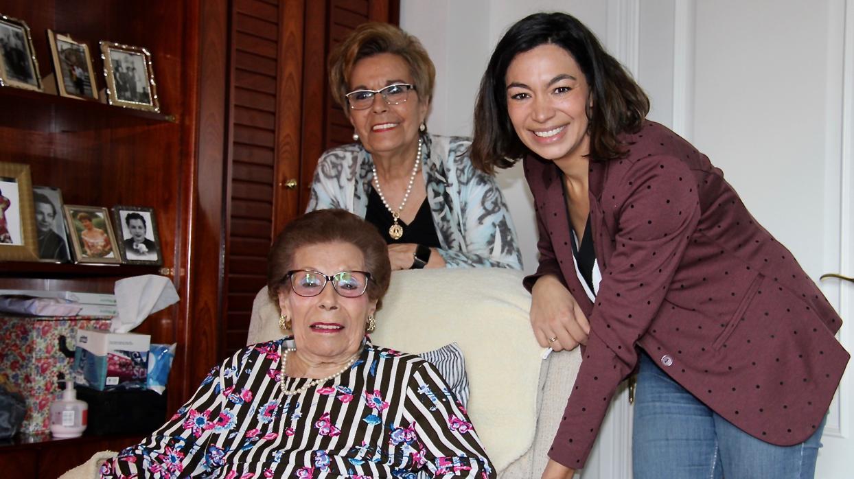 Tina Moreno, sentada en un sillón, junto a Marisa Martínez y Claudia Alonso