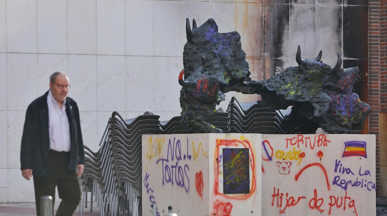 Las pintadas que han aparecido en la escultura «Puente de toros» situada junto a la plaza de toros de Valladolid