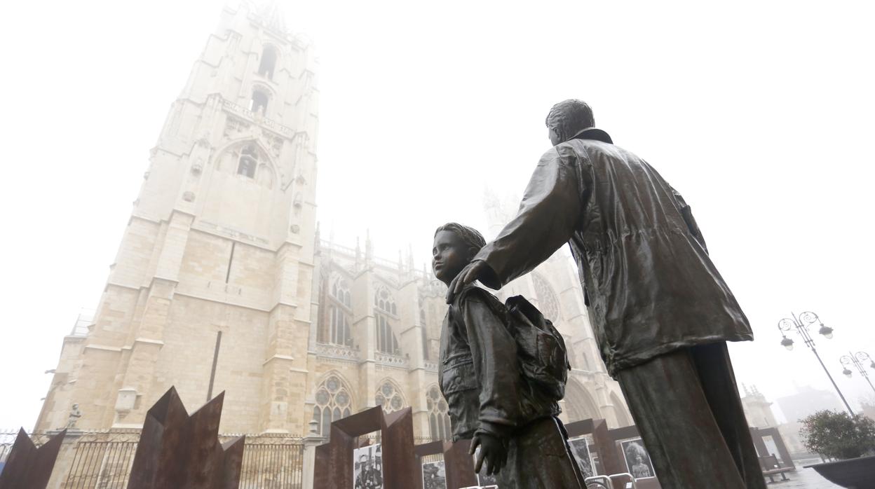 Imagen de archivo de una jornada de frío y niebla en la capital leonesa